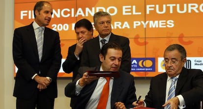 Rafael Soriano en una firma con el exconsejero Gerardo Camps. Tras ellos, Francisco Camps, Jos&eacute; Luis Olivas y Modesto Crespo.