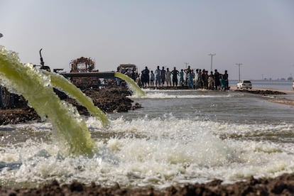 Unas bombas drenan el agua de una zona inundada el 19 de octubre de 2022 en Dadu, Pakistán.