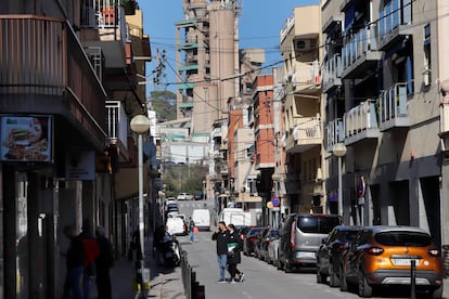 La fábrica de cemento, vista desde una calle del barrio Can Sant Joan de Montcada i Reixac.