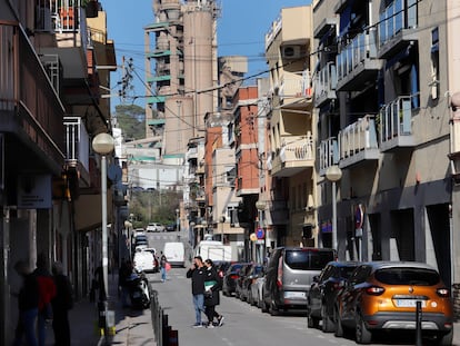 La fábrica de cemento, vista desde una calle del barrio Can Sant Joan de Montcada i Reixac.