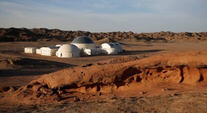 Uma base espacial educativa foi aberta ao público nesta semana em um lugar remoto no deserto de Gobi, na China, com o objetivo de explicar a seus visitantes como seria a vida no planeta vermelho. Na imagem, visão geral da 'Base Mars 1' no deserto de Gobi.