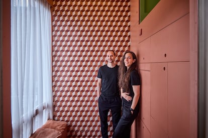 Retrato de los arquitectos y dueños del apartamento: Beatriz Ramo y Bernd Upmeyer en el interior. Cortesía.