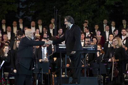 Riccardo Muti saluda a John Malkovich tras la interpretación de ‘Retrato de Lincoln’, de Copland, anteayer en Kiev. 