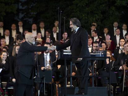 Riccardo Muti saluda a John Malkovich tras la interpretación de ‘Retrato de Lincoln’, de Copland, anteayer en Kiev. 