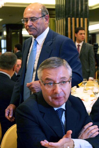 El ministro de Fomento, José Blanco, y detrás, Díaz Ferrán.