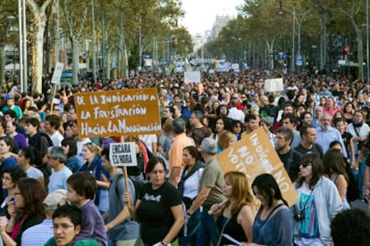 Vista del paseo de Gracia, por donde avanza la manifestación del 15 de octubre en Barcelona, desde la calle Aragón.