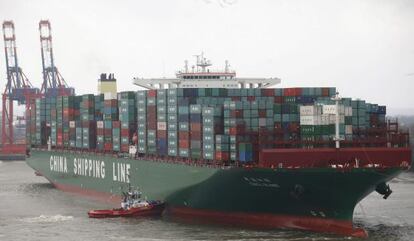 El barco contenedor m&aacute;s grande del mundo, el CSCL Globe de la compa&ntilde;&iacute;a China Shipping Group, en el puerto de Hamburgo.