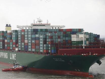 El barco contenedor m&aacute;s grande del mundo, el CSCL Globe de la compa&ntilde;&iacute;a China Shipping Group, en el puerto de Hamburgo.