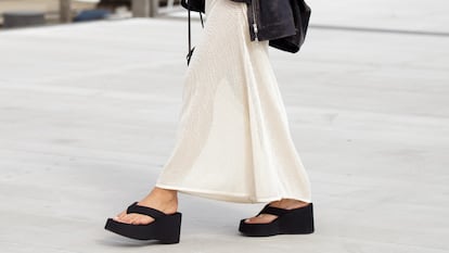 Artículo de EL PAÍS Escaparate sobre chanclas con cuña para mujer.