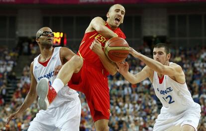 Nando de Colo (derecha) y Tony Parker le roban la pelota a Sergio Rodríguez.