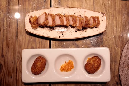 Torreznos y croquetas de cecina con migas del restaurante Ferretería de Madrid.