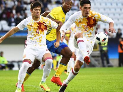 Bellerín controla el balón ante Meré.