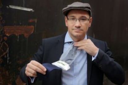 Fernando Navarro mostrando cómo se usa TieTop, su protector de corbatas contra manchas.