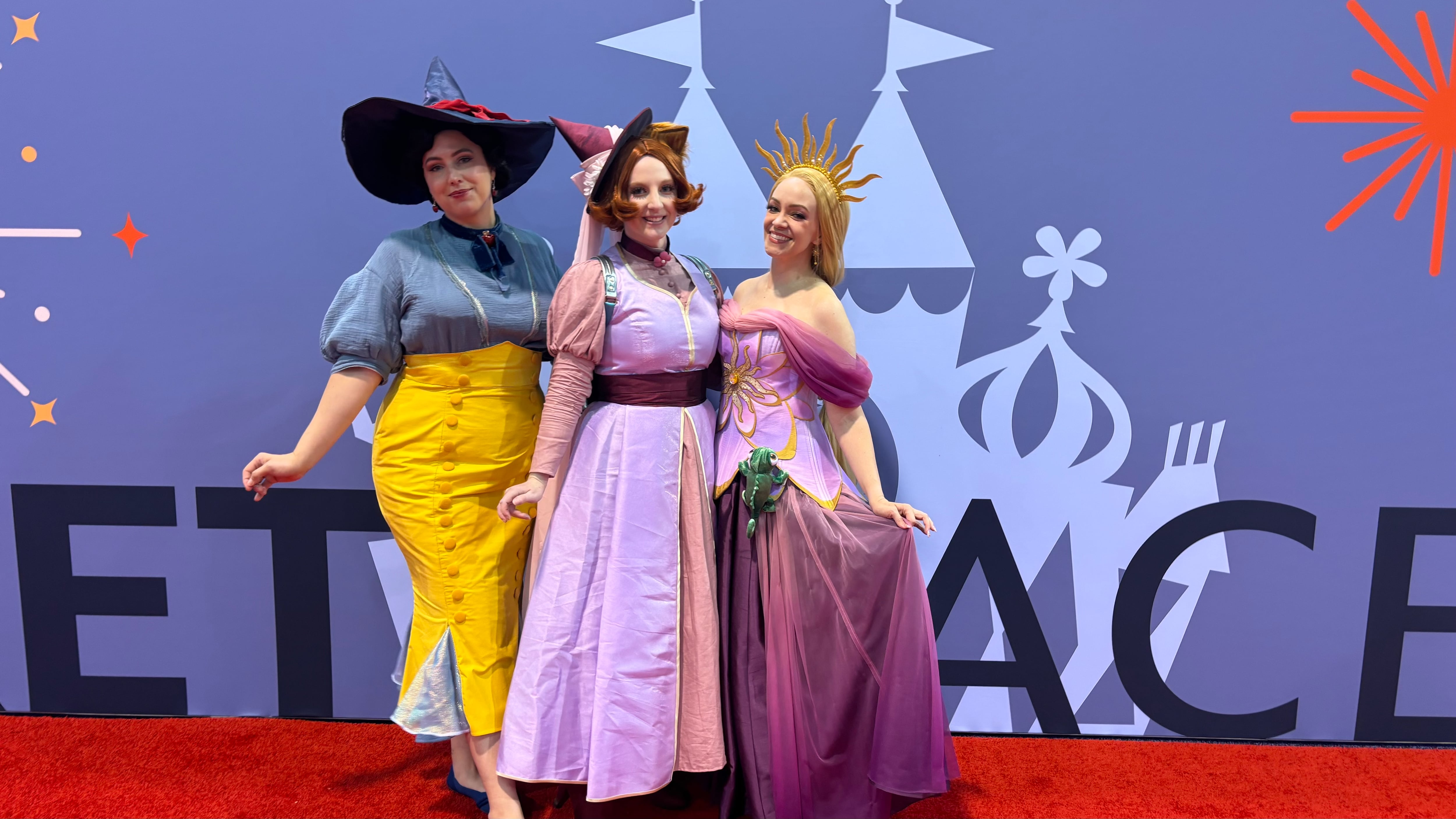 Tres asistentes a la convención D23 de Anaheim, California, celebrada del 14 al 16 de agosto. De izquierda a derecha, Jessie, de Oregon; Tori, de California; y Lyn, de Arizona.