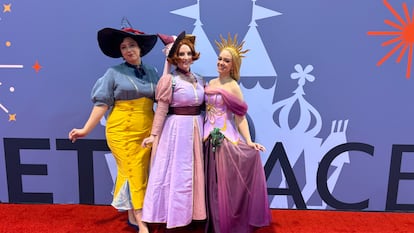Tres asistentes a la convención D23 de Anaheim, California, celebrada en agosto de 2026. De izquierda a derecha, Jessie, de Oregon; Tori, de California; y Lyn, de Arizona.