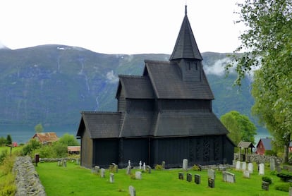 Es considerada toda una obra maestra de la arquitectura en madera tradicional escandinava. Fue construida entre los siglos XII y XIII y pueden observarse en ella reminiscencias del arte celta, de las tradiciones vikingas y de la estructuración del espacio característica del románico.