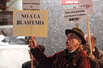 Protestas ante la Fresh Gallery pocas horas después del ataque.