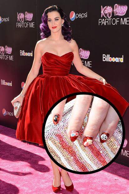 Lo de Katy Perry por las uñas es pura obsesión: para la première de Katy Perry: part of me, la cantante norteamericana eligió una base de purpurina roja a juego con su vestido; sobre la que puso divertidos dibujos, como una nota musical, una bolsa de palomitas o unas gafas 3D.