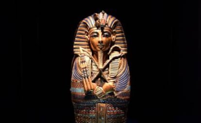 Sarcófago de vísceras de Tutankamón, en la muestra de Londres