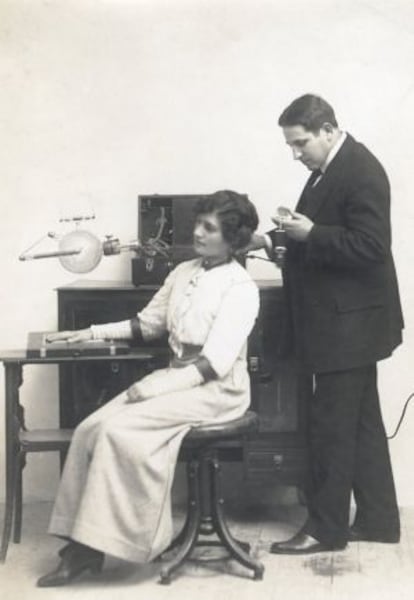 Mónico Sánchez with one of his inventions.