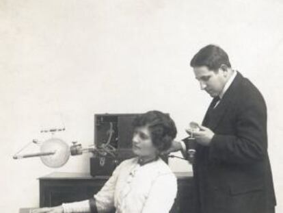 M&oacute;nico S&aacute;nchez with one of his inventions. 