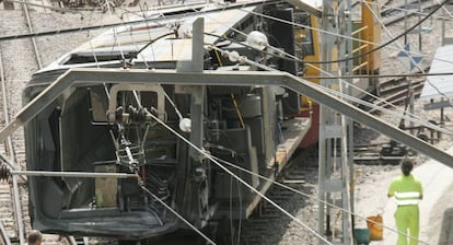 Momento del traslado de uno de los vagones del tren del metro accidentado en Valencia, en 2006.