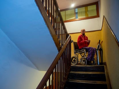 Josu Cifuentes, en silla de ruedas en el rellano del tercer piso de su casa en Bergara (Gipuzkoa).