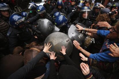 Disturbios entre polic&iacute;a y manifestantes en Londres tras una protesta contra la cumbre del G-8.