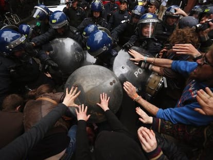 Disturbios entre polic&iacute;a y manifestantes en Londres tras una protesta contra la cumbre del G-8.