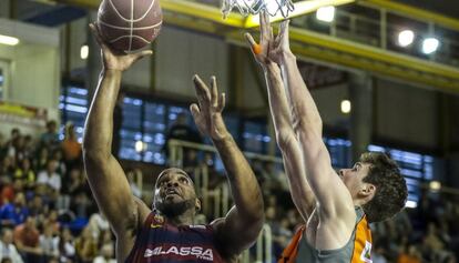 Samuels lanza ante González.