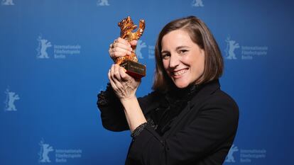 Clara Roquet, con el Oso de Oro de Berlín, obtenido por su película Alcarràs