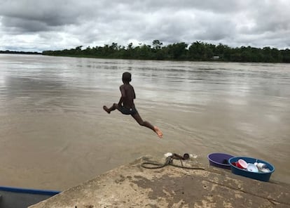 Un niño del Chocó, en Colombia, jugando en un río.