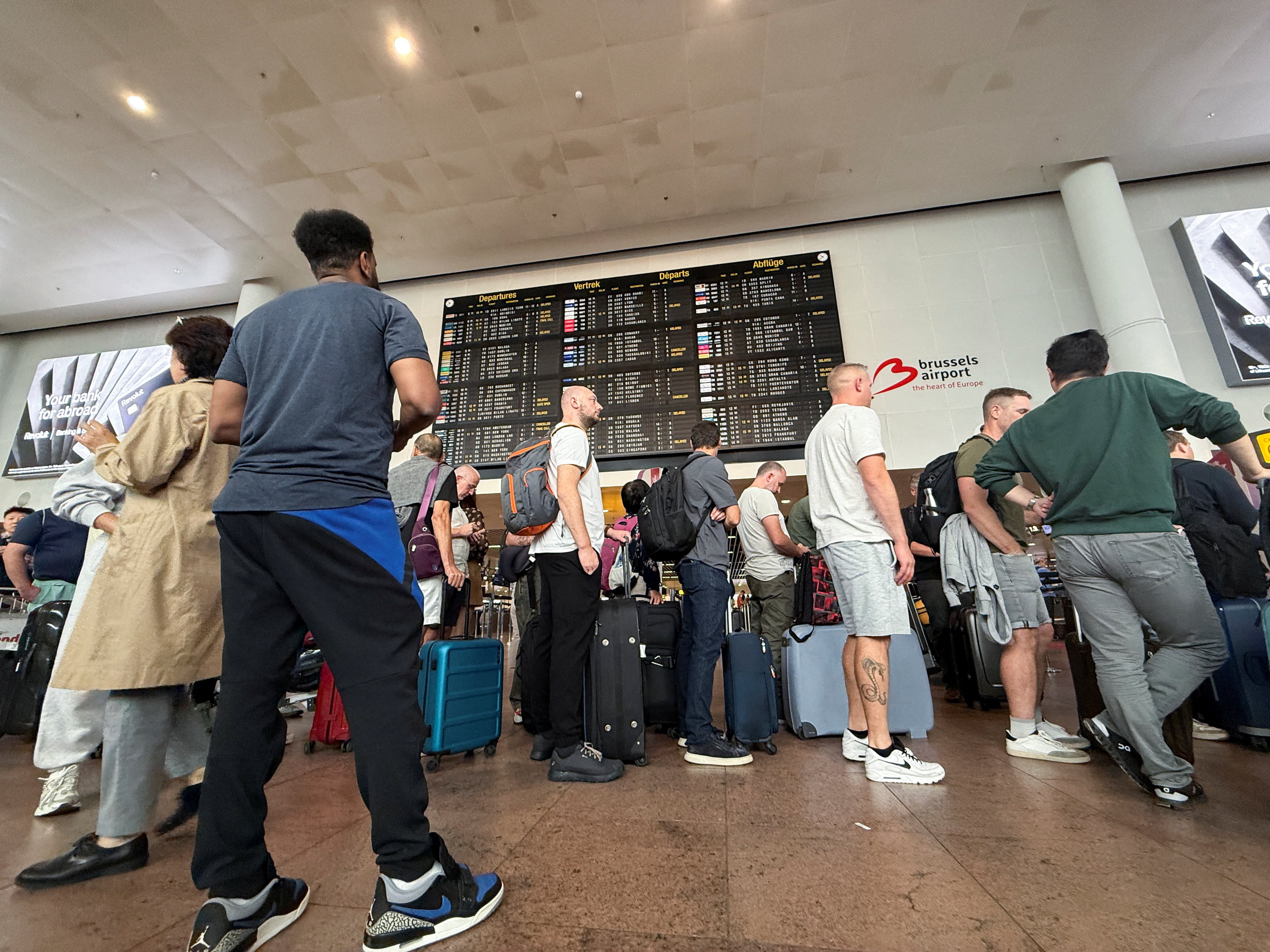 Un grupo de personas en el aeropuerto de Bruselas este sábado. En ese y otros aeropuertos europeos, un ciberataque ha causado retrasos en los vuelos.