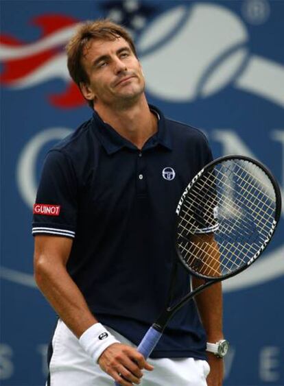 Tommy Robredo durante el partido ante Roger Federer en octavos de final del Open USA.