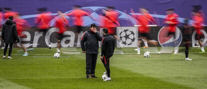 Simeone charla con el Mono Burgos durante un entrenamiento.