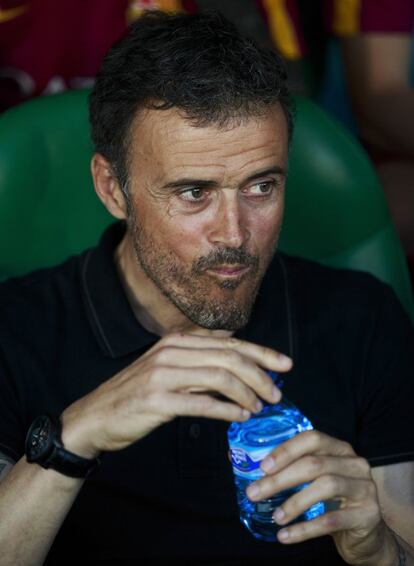 Luis Enrique en el banquillo del Benito Villamarin durante el partido entre Betis y Barcelona.