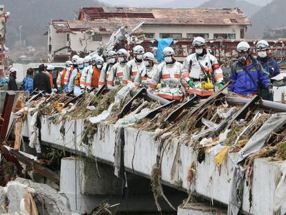 Personal de emergencias rastrea la ciudad de Minami Sanriku, de la que se dan por desaparecidos la mitad de sus habitantes, en busca de supervivientes.