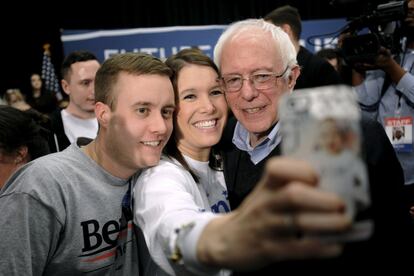 El candidato demócrata, Bernie Sanders, se hace una foto con votantes en Independence, en el Estado de Iowa, el 24 de enero de 2016.