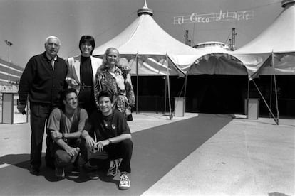 El Circo del Arte monta su carpa en Madrid, en la foto desde la izquierda: Miliki, Tira Irasema y Mary Chipperfield (de pie); en cuclillas, Suso y Mané, en una fotografía fechada en 1997.
