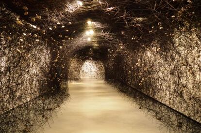 La instalación 'In the beginning was...', de la artista Chiharu Shiota