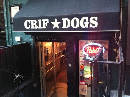 La entrada del bar 'Please Don´t Tell' está dentro de este otro local de perritos.