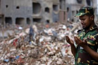 Un soldado reza al finalizar las tareas de rescate 20 días después del derrumbe del complejo textil en Daca (Bangladés).