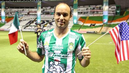 Donovan tras su presentaci&oacute;n con Le&oacute;n.