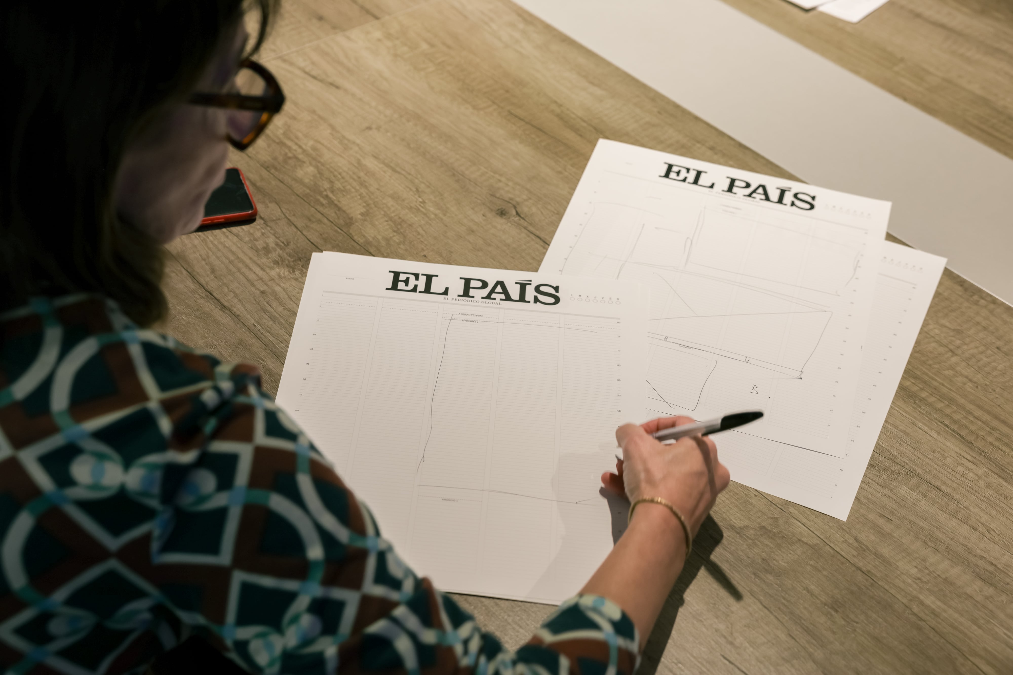 Teresa Fuentes, responsable de Confección, dibuja un esbozo del portada para el pasado 29 de abril de 2026 .