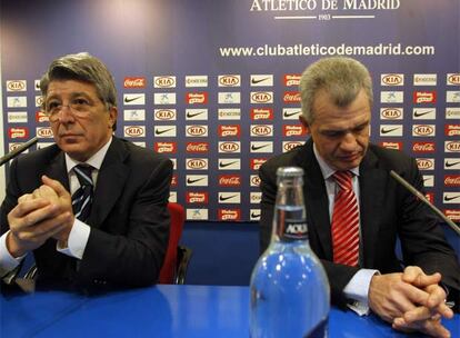 Enrique Cerezo y Javier Aguirre, en la despedida del técnico.