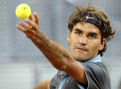 Roger Federer se dispone a efectuar un saque.