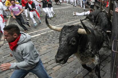 Un mozo apura la carrera delante de los toros de Victoriano del Río, en el sexto encierro.