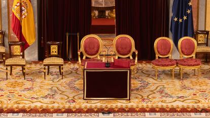 Tras la modificación del estrado, mesa y sillas preparadas en el Congreso para la jura de la Constitución de la princesa de Asturias, el martes 31 de octubre.