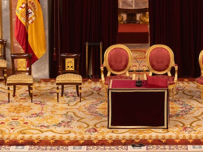 Tras la modificación del estrado, mesa y sillas preparadas en el Congreso para la jura de la Constitución de la princesa de Asturias, el martes 31 de octubre.