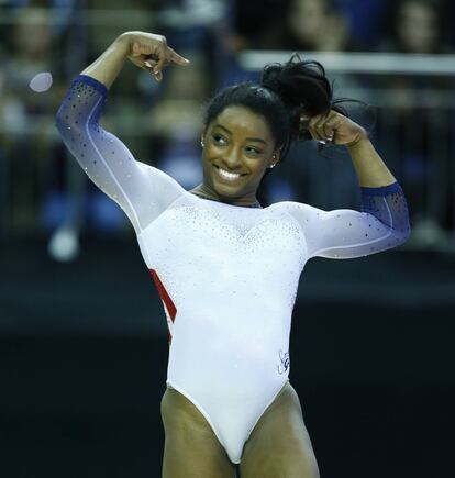 La campeona olímpica Simone Biles no tuvo una vida fácil debido a que su madre biológica tuvo problemas con el alcohol y las drogas y pasó varias temporadas en la cárcel. Biles fue adoptada por sus abuelos, a los que adora y considera sus padres. “Cuando era una niña fui adoptada por mis abuelos, que ahora son mis padres. Los llamo mamá y papá”